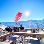 Parapente au-dessus du restaurant d’altitude La Cabane d’En Haut à Valmeinier