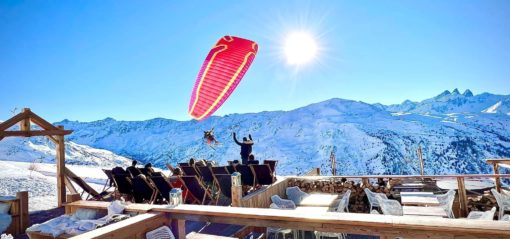 Parapente au-dessus du restaurant d’altitude La Cabane d’En Haut à Valmeinier