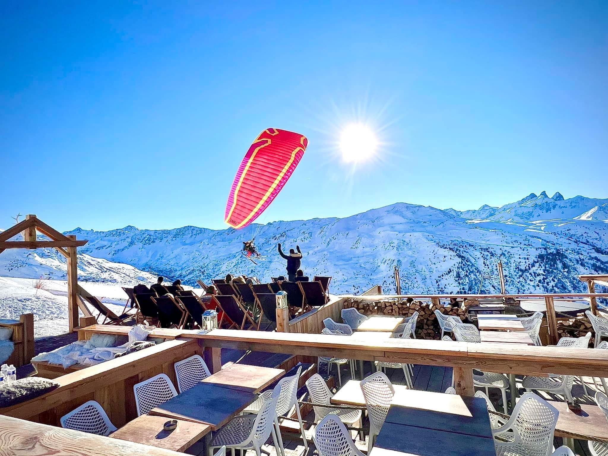 Parapente au-dessus du restaurant d’altitude La Cabane d’En Haut à Valmeinier