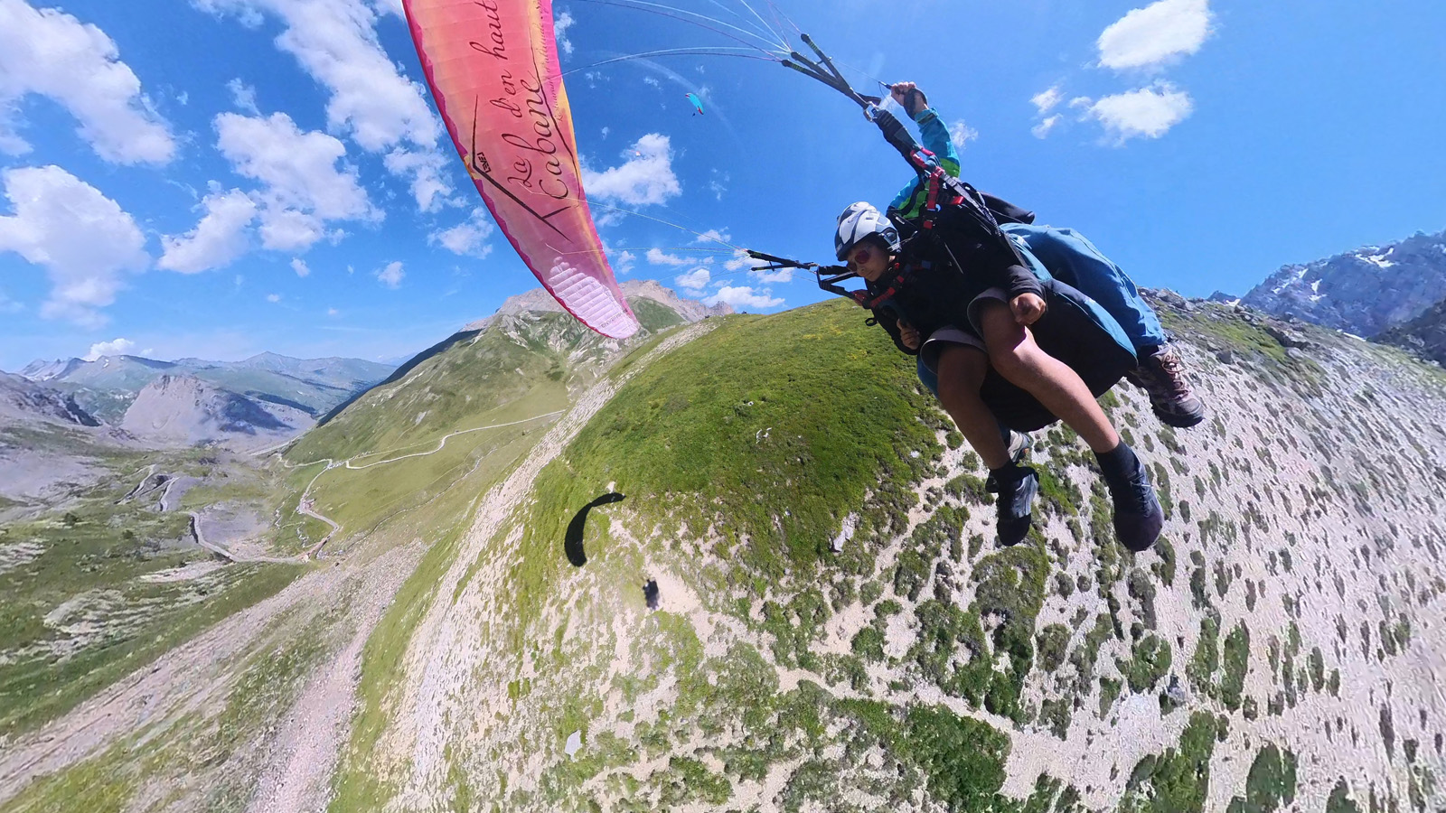 Parapente au-dessus du Grand Galibier en haute montagne