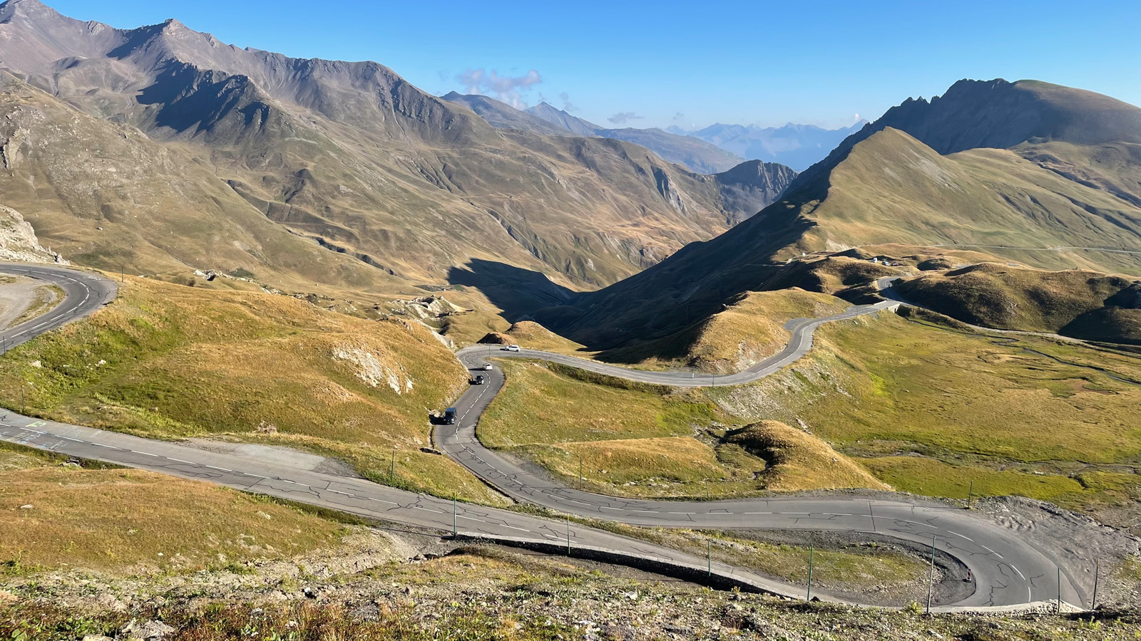 Panorama sur la route du col du Galibier avant un vol en parapente