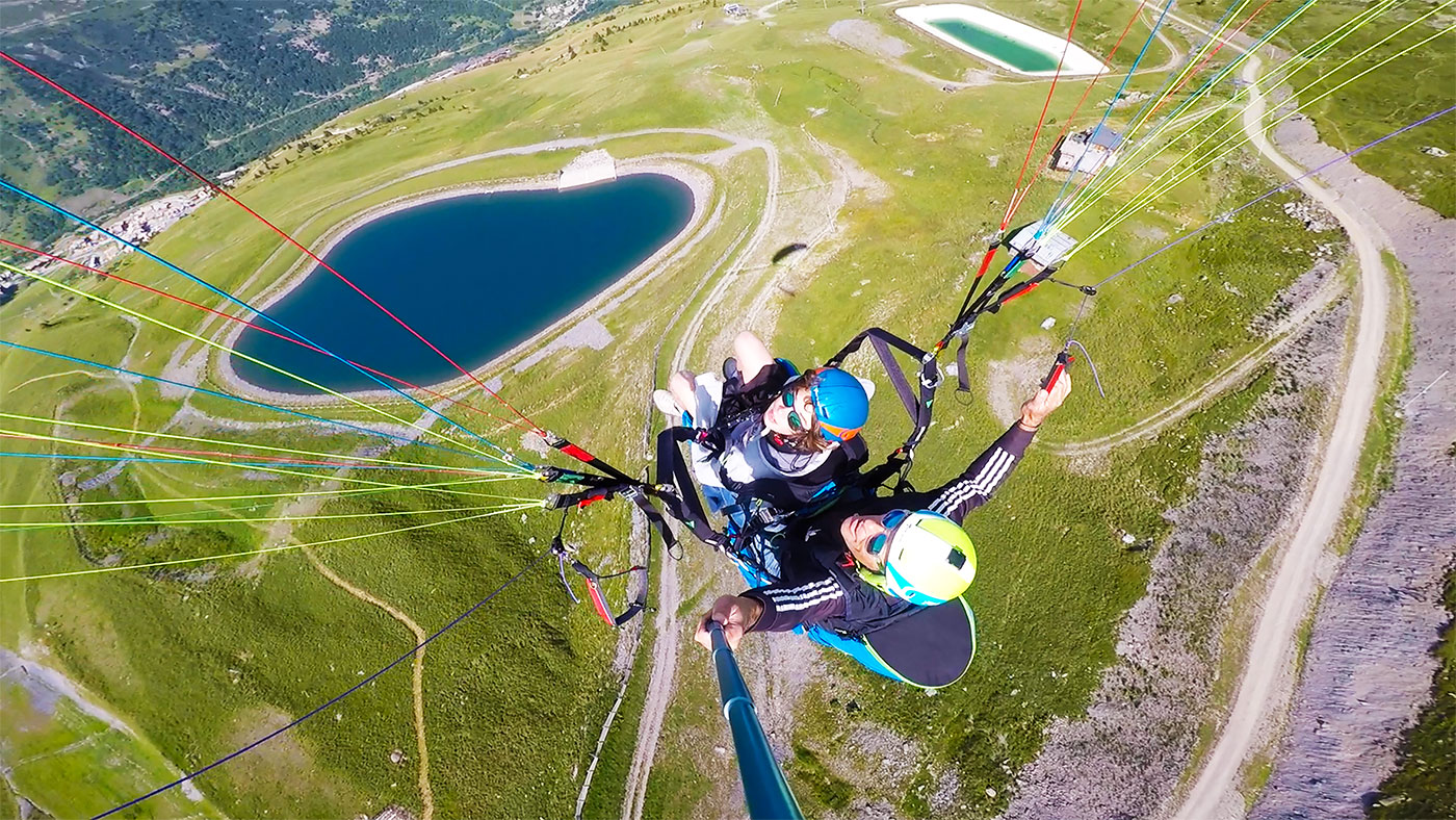 Vol en parapente l'été au-dessus de la vallée de la Maurienne