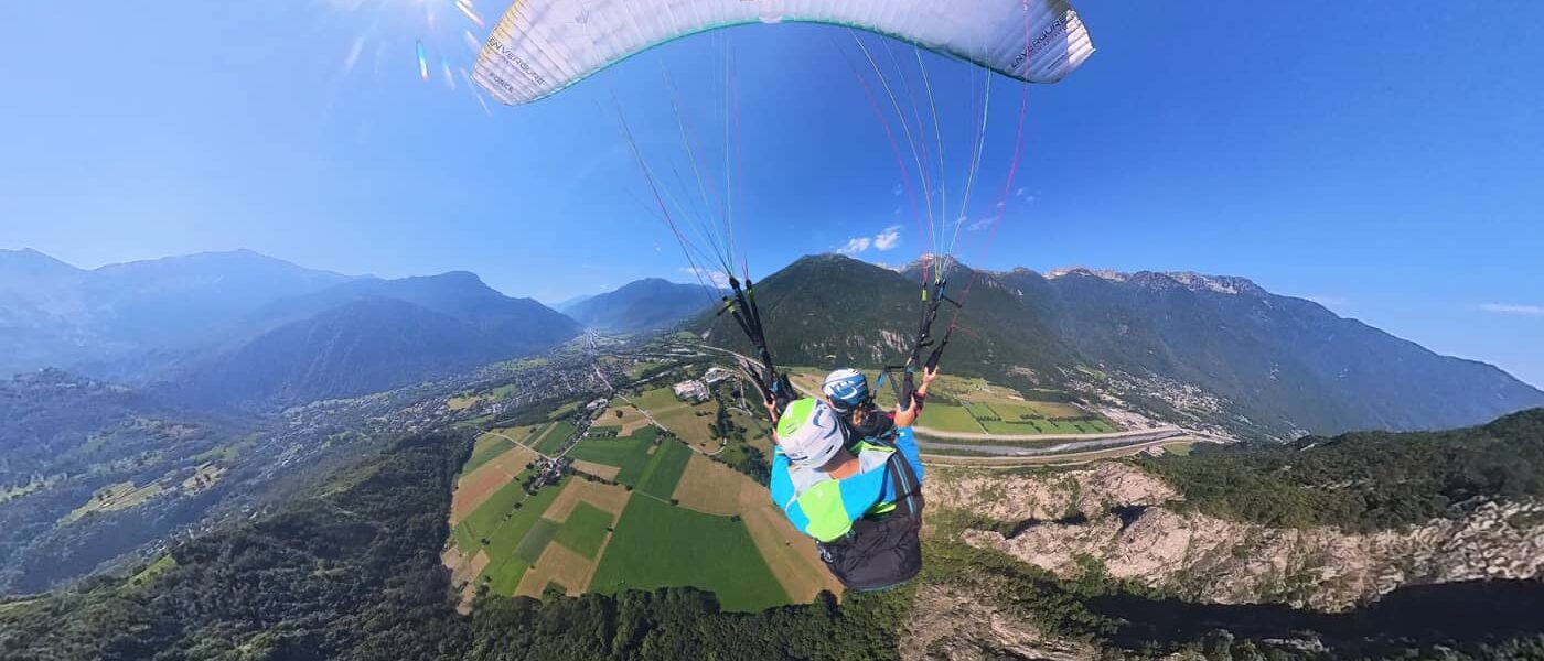 Vue montagne en parapente l'été à Valmeinier