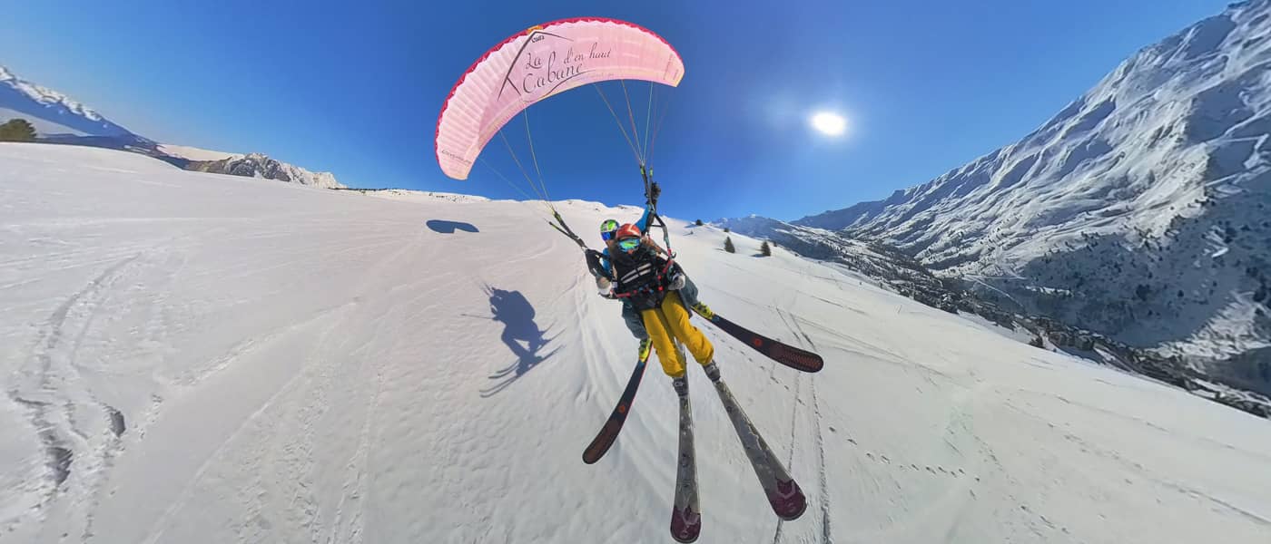 Vol en parapente l'hiver au-dessus des pistes de Valmeinier