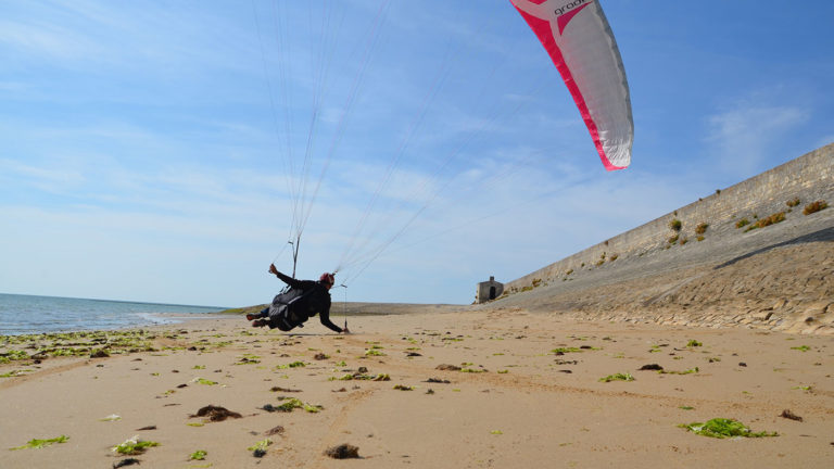 Parapente au ras du sable